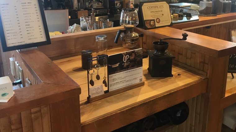 ぺぺコーヒーでのCOFFEE STONE コーヒー豆型キーホルダー販売の様子